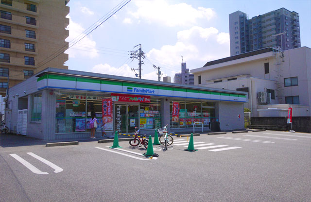 コンビニ　ファミリーマート芳野三丁目店（コンビニ）まで305m