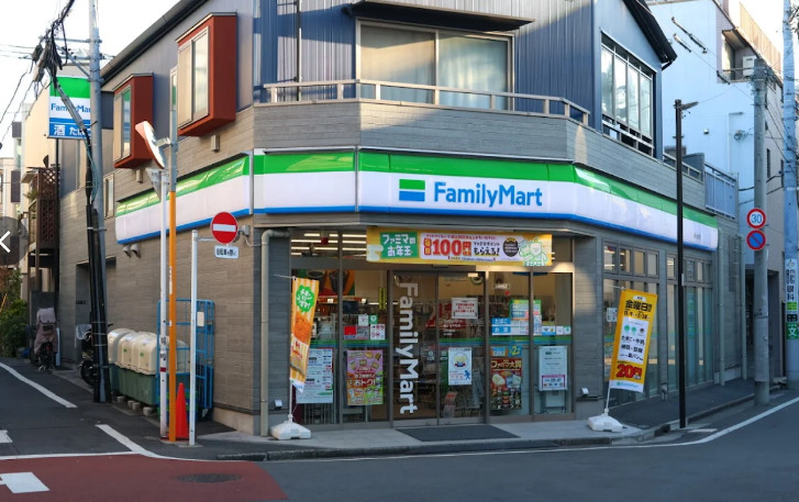 コンビニ　ファミリーマート 幡ヶ谷本町店（コンビニ）まで44m