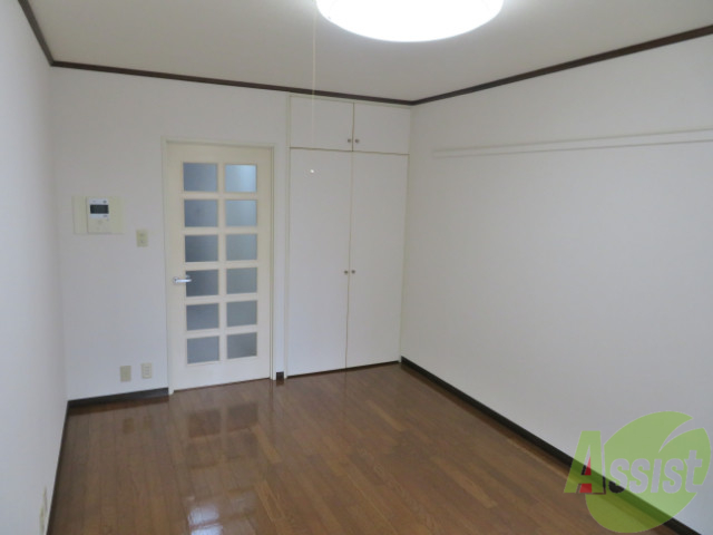 その他部屋・スペース　洋室７．５帖の洋室は一人暮らしにはちょうどいいサイズですね。