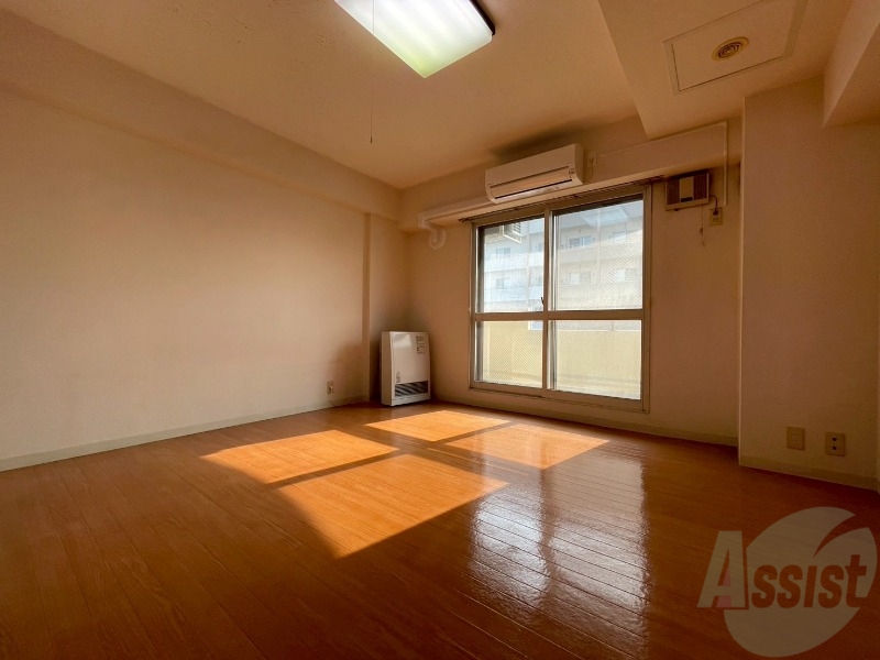 居室・リビング　木目のフローリングは落ち着きのある印象のお部屋になりますね。