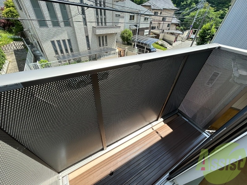 バルコニー　ベランダもございます。洗濯物が地面に落ちずに済みます。