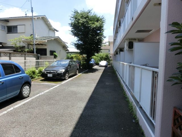駐車場　ゴミ置き場