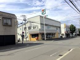 コンビニ　セブンイレブン札幌本郷店（コンビニ）まで365m