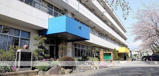 中学校　四街道市立四街道西中学校（中学校）まで831m