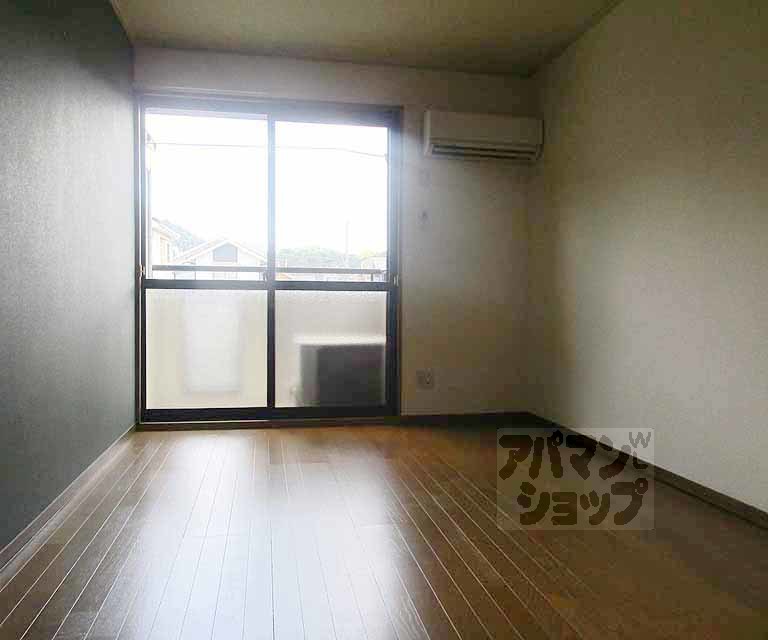 居室・リビング　１０７号室の写真です。