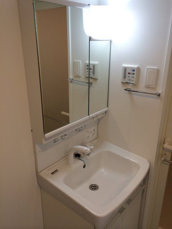 洗面設備　※同タイプの別のお部屋です。