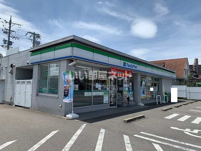 コンビニ　ファミリーマート 半田新居町店（コンビニ）まで656m