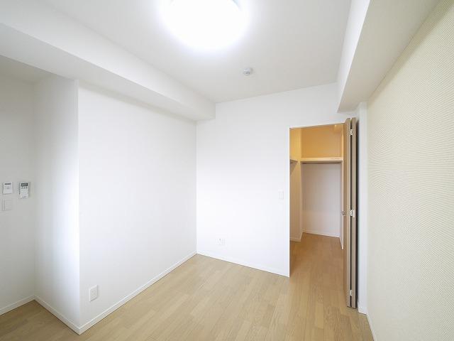 その他部屋・スペース　開放的な寝室です