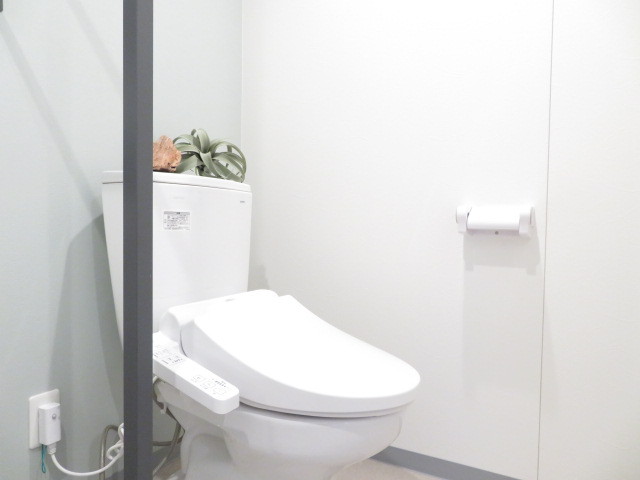 トイレ　便利な洗浄便座つきトイレです！※モデルルーム（反転タイプ有）