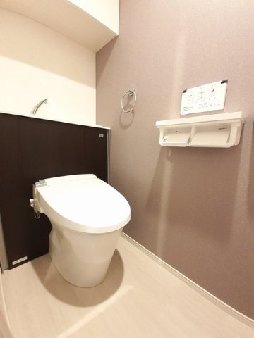 トイレ　落ち着いた色調のトイレです