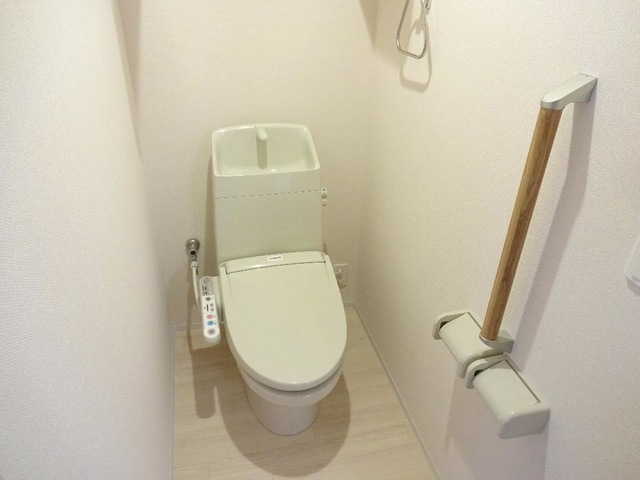 トイレ　※同物件別部屋（間取り反転タイプ）の内装写真です。
