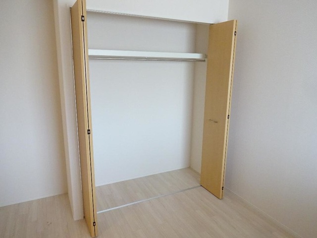 収納　※同物件別部屋（間取り反転タイプ）の内装写真です。