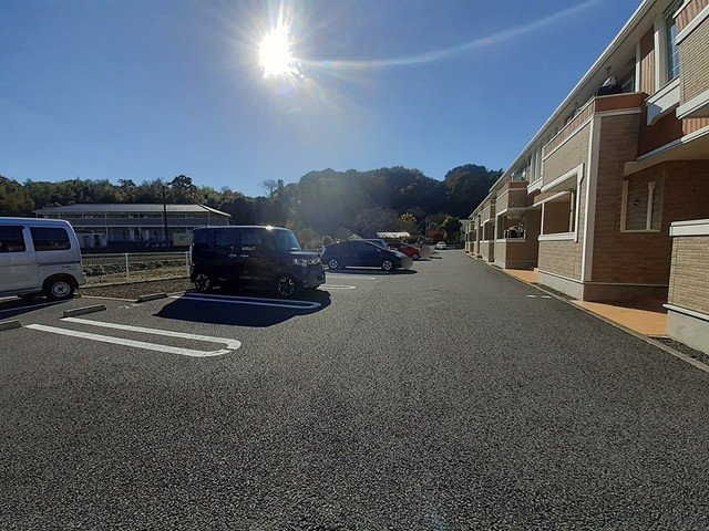駐車場　駐車場があるので、車を買う予定の方も安心です