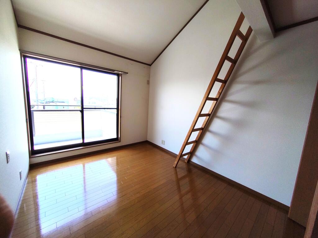 その他部屋・スペース　2F南西側洋室　フローリングなのでお掃除もはかどりますね
