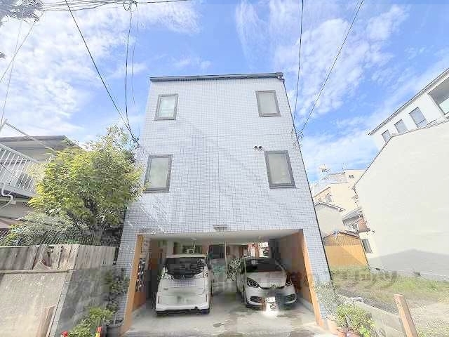 京都市左京区東丸太町のマンションの建物外観