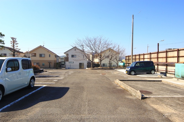 【松山市谷町のマンションの駐車場】