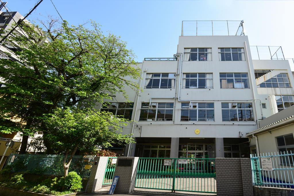 小学校　文京区立指ケ谷小学校（小学校）まで319m