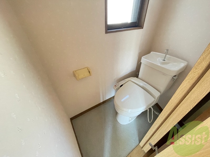 トイレ　温水洗浄便座なので快適に使用できそうですね。