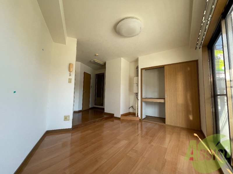 居室・リビング　こちらがリビングです。陽が入ってくるのがわかります。