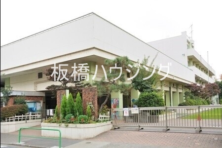 【板橋区坂下のマンションの小学校】