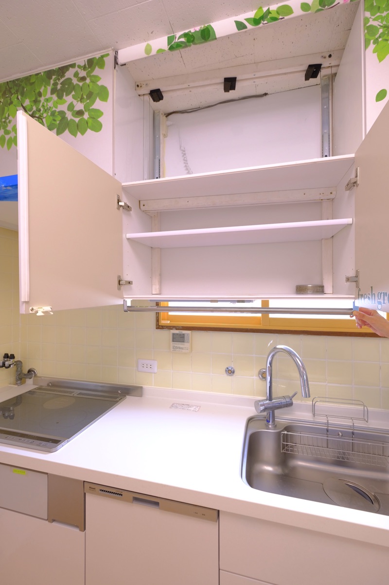 キッチン　吊戸棚が下りてきます。収納物が取りやすいです。