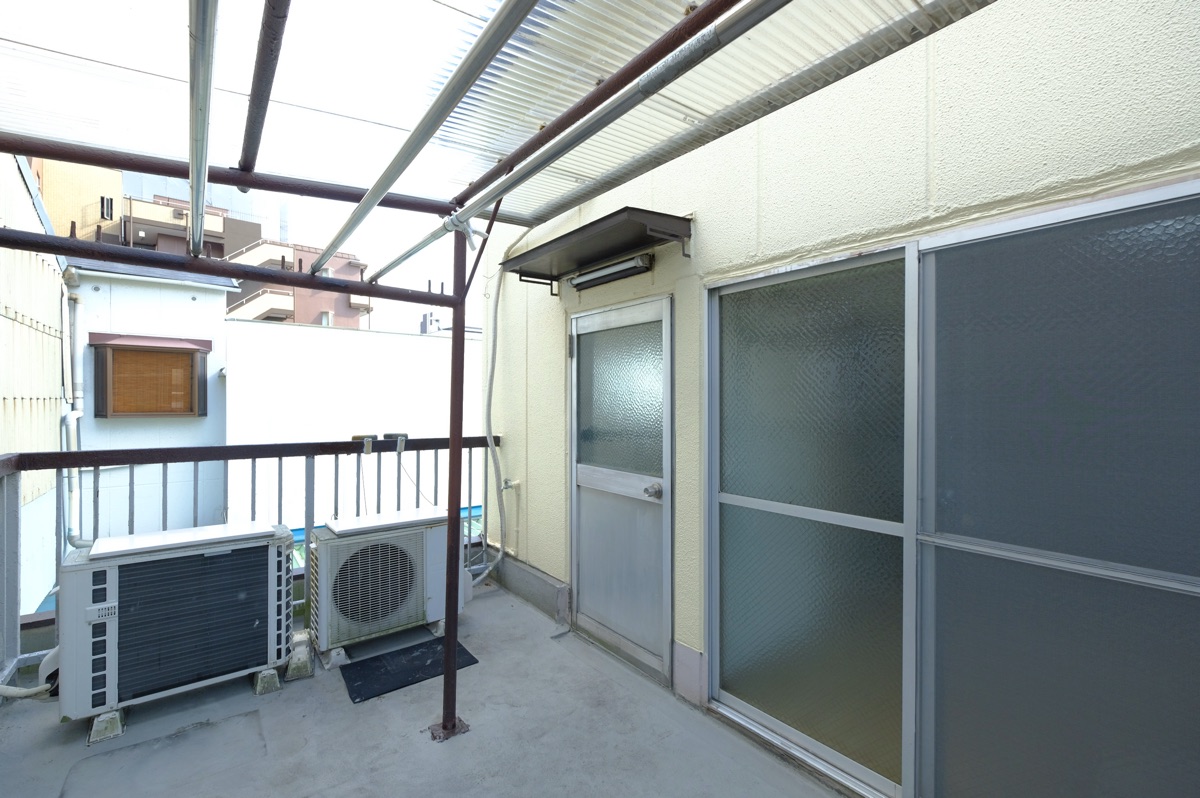 バルコニー　大容量の洗濯物も一度に干せるスペースがございます。