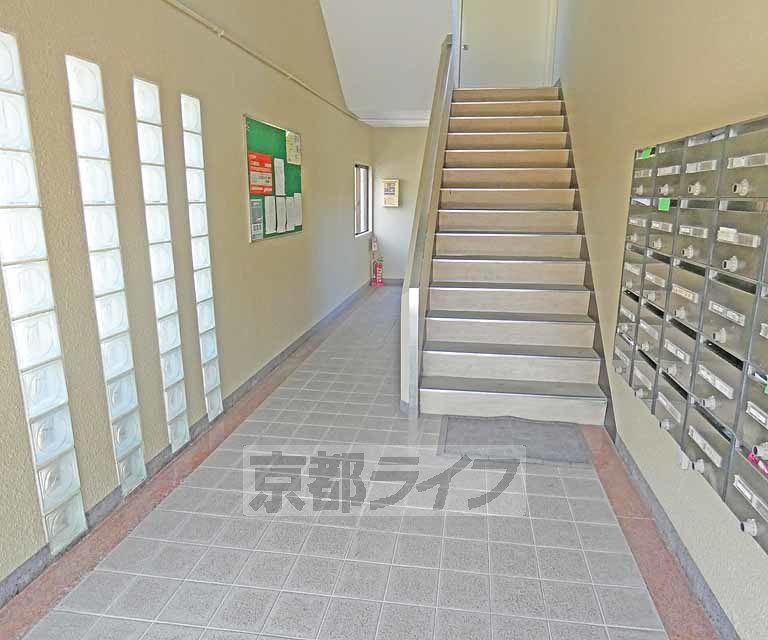 【京都市右京区常盤柏ノ木町のマンションのエントランス】