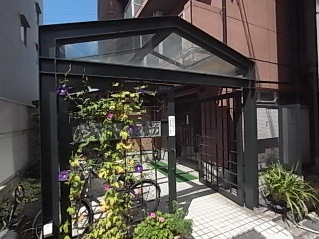 【奈良市西大寺本町のマンションのエントランス】