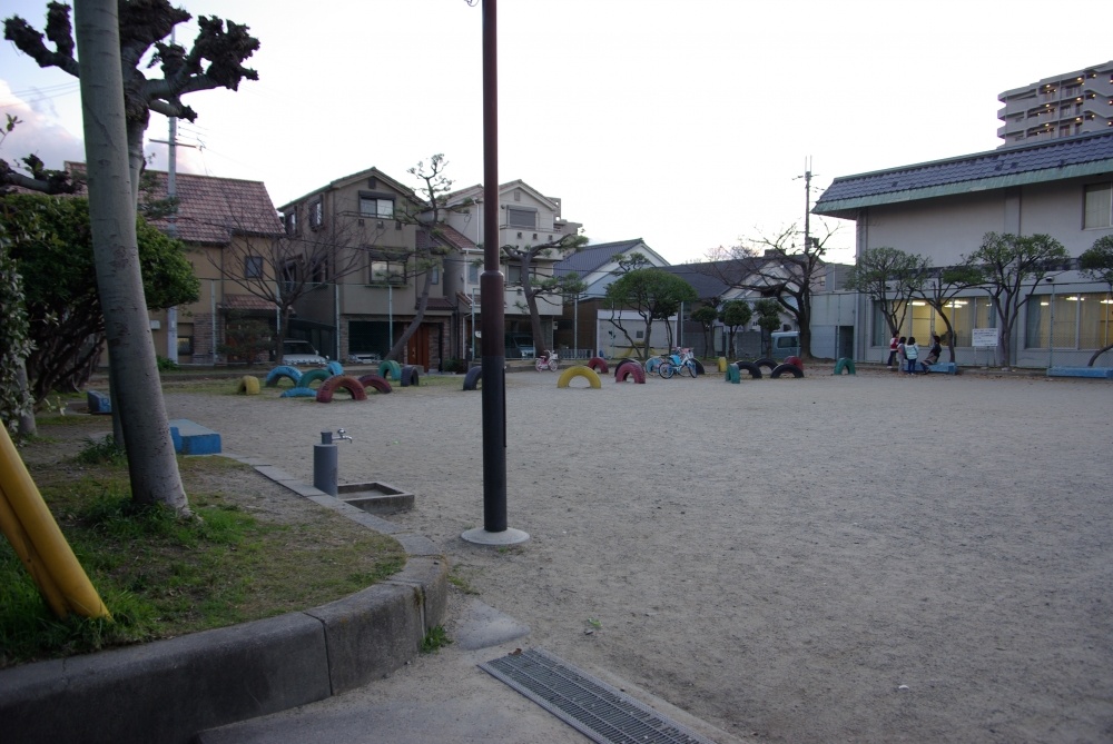 【伊丹市東有岡のマンションの公園】