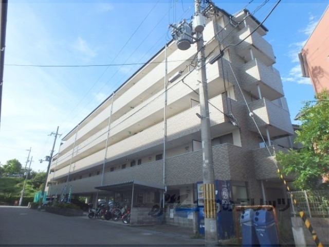 【京田辺市大住責谷のマンションの建物外観】