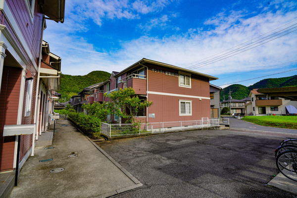 備前市日生町寒河のアパートの建物外観