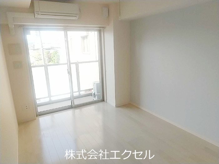 居室・リビング　エアコン完備の明るい室内です。