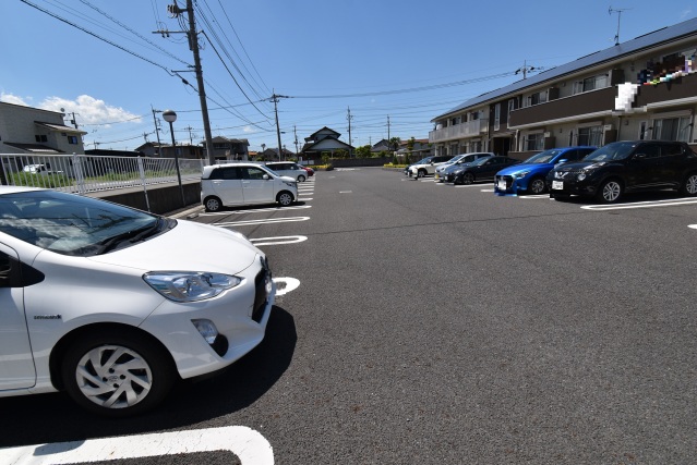 【アンジュール　Cの駐車場】