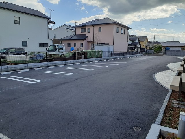 【姫路市白浜町寺家のアパートの駐車場】