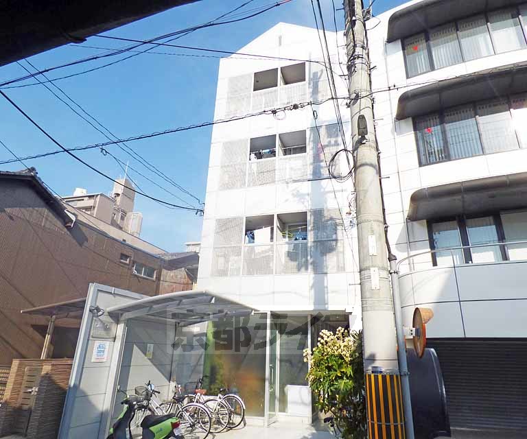 京都市上京区伊勢殿構町のマンションの建物外観