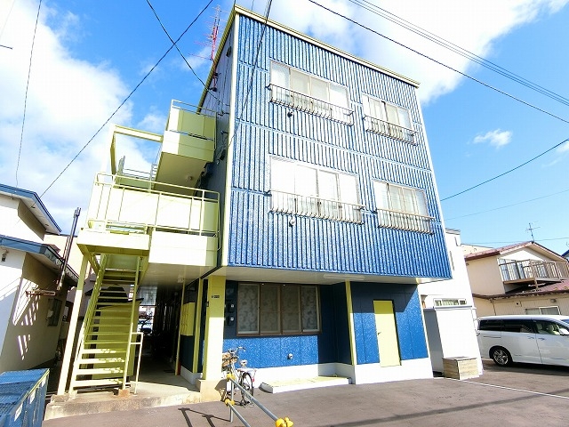 函館市富岡町のアパートの建物外観