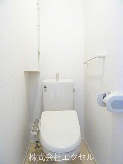 トイレ　温水洗浄便座です。