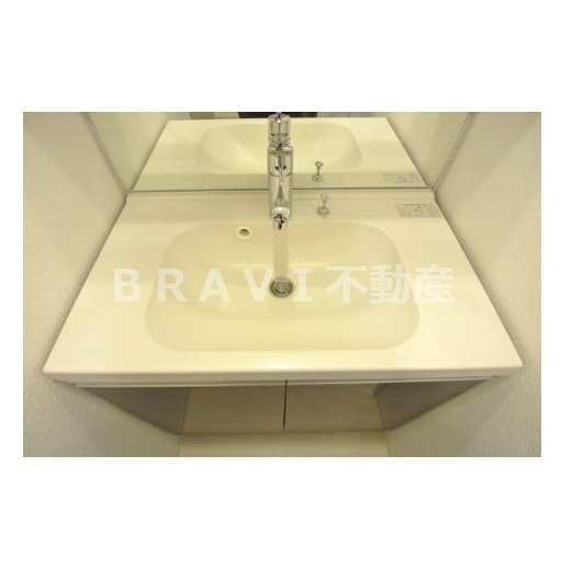 洗面設備　【コンフォリア心斎橋EAST】独立洗面化粧台付き