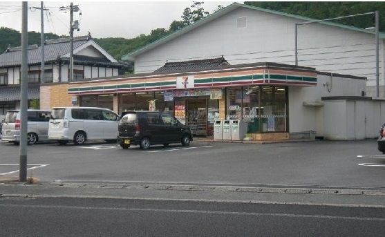 コンビニ　セブンイレブン　吉田高校前（コンビニ）まで220m