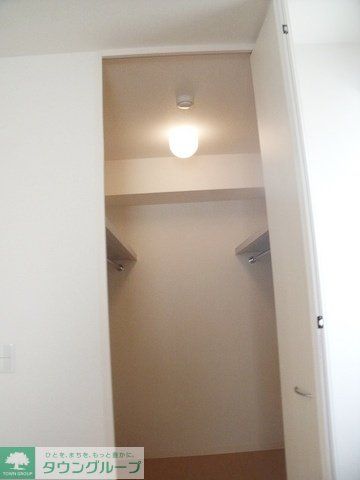 収納　照明付きウォークイン