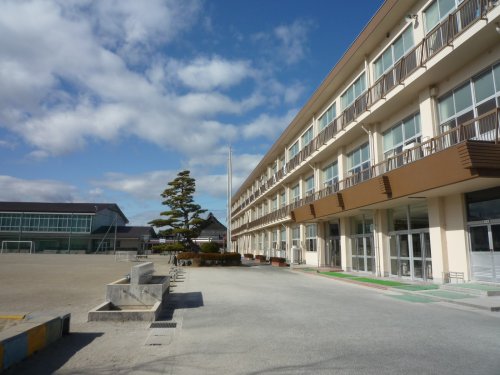 小学校　愛西市立西川端小学校（小学校）まで568m