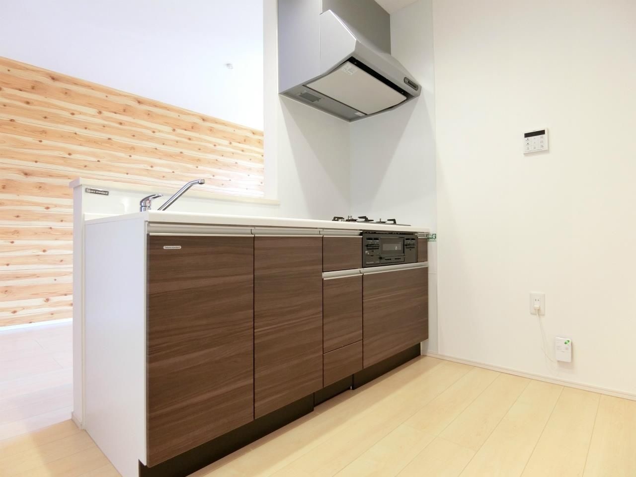 キッチン　3口コンロ・グリル付きの使いやすいシステムキッチンです♪