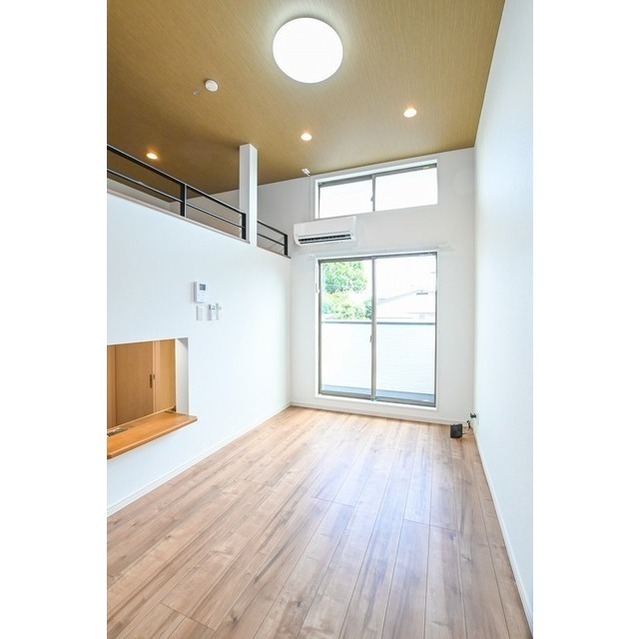 居室・リビング　ロフト付きで開放感のある室内♪