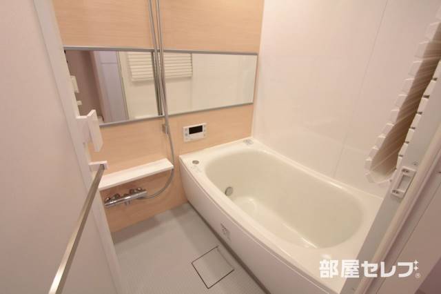 バス・シャワールーム　清潔感のあるお風呂です