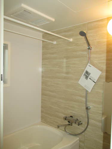 バス・シャワールーム　落ち着いた空間のお風呂です