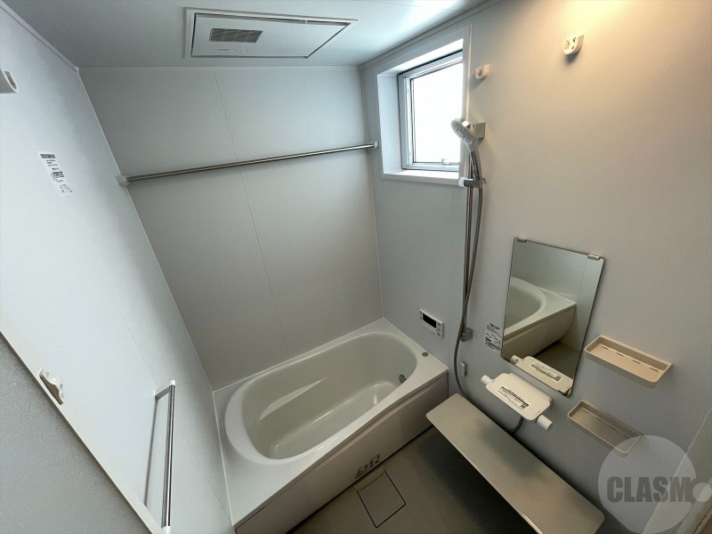 バス・シャワールーム　乾燥機能付きのバスルーム