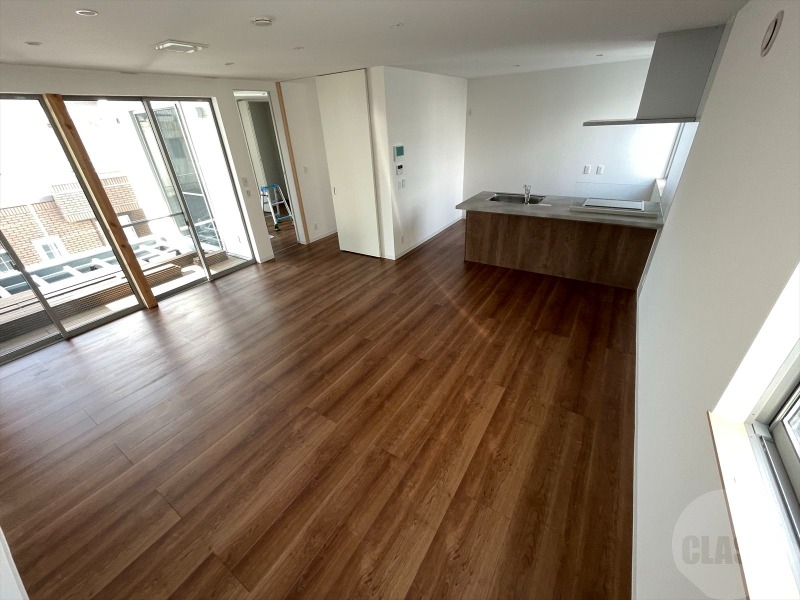 居室・リビング　２階：１８．３帖のリビングダイニングキッチン