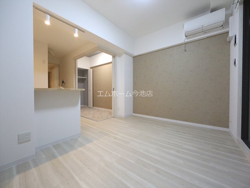 居室・リビング　ＬＤＫ11.9帖　洋室3.2帖　カウンターキッチン　エアコン