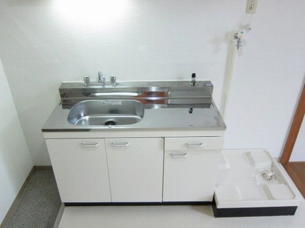 キッチン　コンパクトなキッチン。簡単な炊事はここで済ませす。