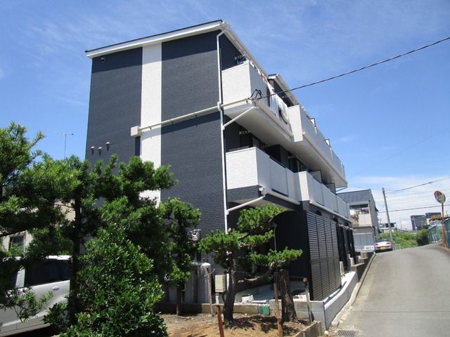 建物外観　☆愛甲石田まで徒歩１０分☆スーパーも近いです☆